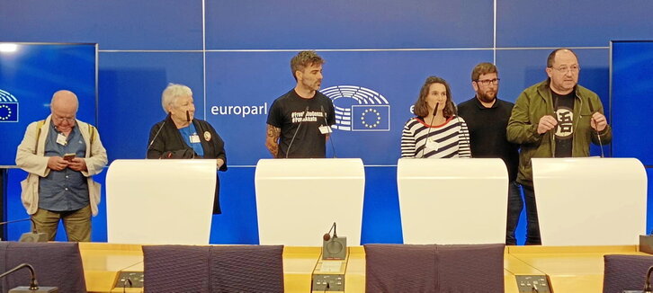 En la página anterior, rueda de prensa de presentación de la iniciativa en el Parlamento de la UE. Junto a estas líneas, «foto de familia» de la comitiva de familiares y amigos de Pablo González ante la sede comunitaria.