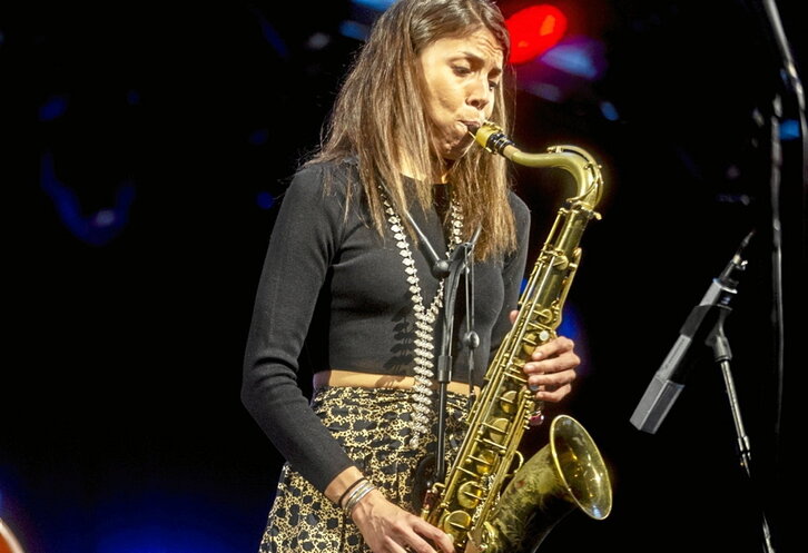 Goian, Melissa Alda saxofoi-jotzailearen emanaldiaren une ezberdinak; behean, Kandace Springs.
