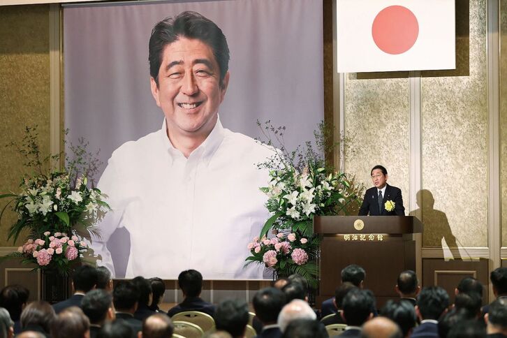 El primer ministro, Kishida, en el homenaje a su antecesor Abe.