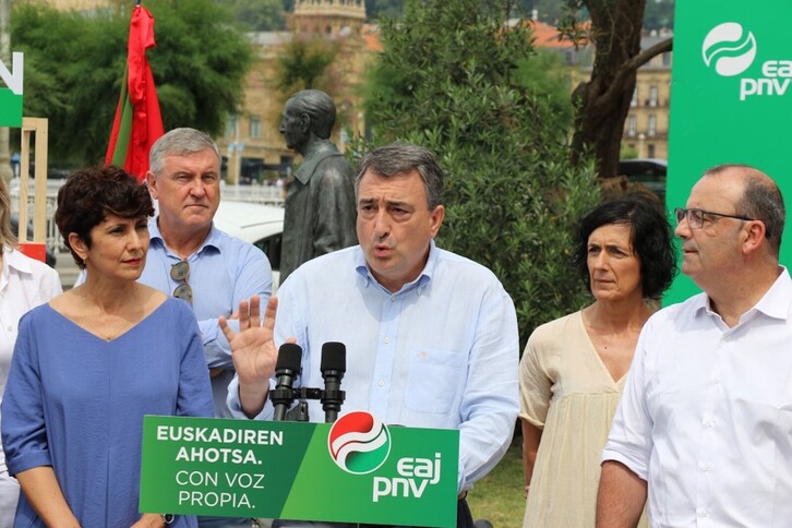 El candidato del PNV Aitor Esteban, durante el acto celebrado este sábado en Donostia.