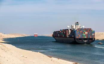 Un barco portacontenedores atravesando el canal de Suez