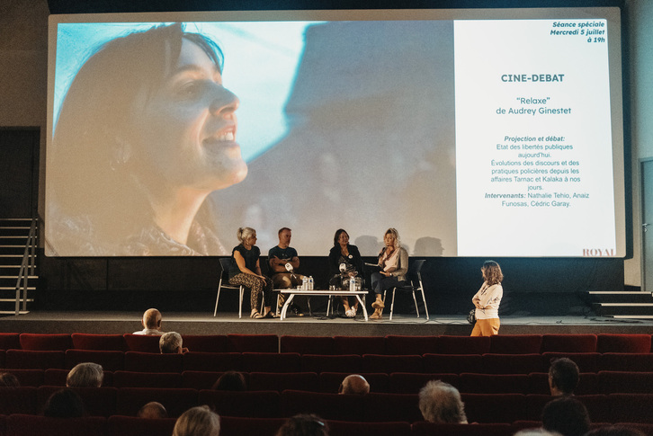 La periodista de Mediabask Oihana Daguerre moderó, el 5 de julio, el debate previo a         la proyección del documental sobre el «caso Tarnac» en Biarritz.