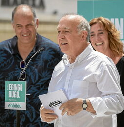 Iñaki Ruiz de Pinedo se dirige a los asistentes en el acto celebrado en Guardia.