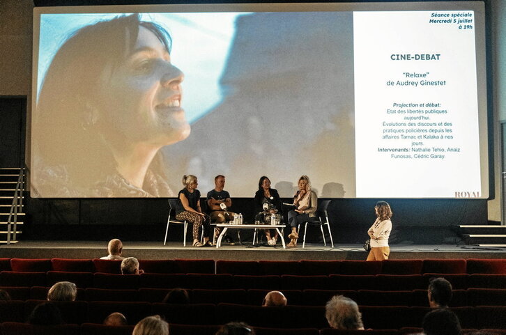 La periodista de Mediabask Oihana Daguerre moderó, el 5 de julio, el debate previo a         la proyección del documental sobre el «caso Tarnac» en Biarritz .