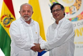 Lula junto a Petro en la ciudad de Leticia, Colombia.