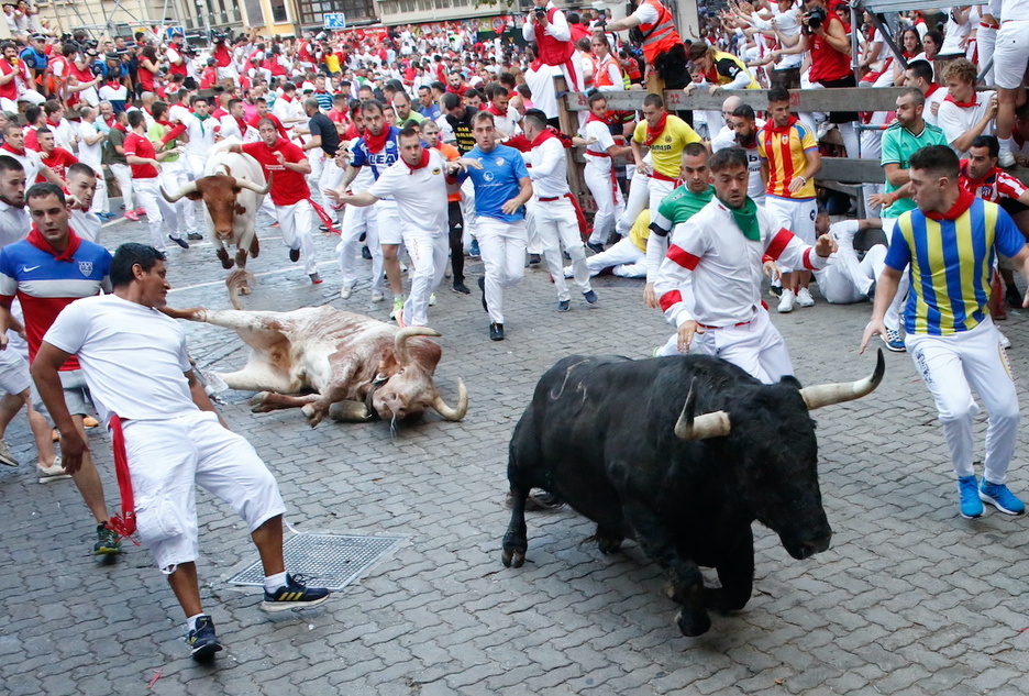 Festival de caídas en el callejón, con un mozo y dos toros resbalando a la vez.