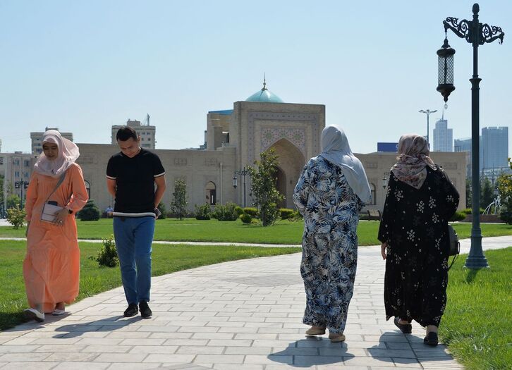 Paseantes en la capital uzbeka, Tashkent.