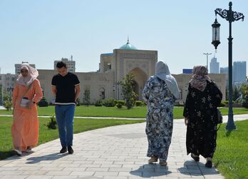 Paseantes en la capital uzbeka, Tashkent.