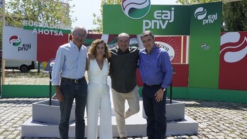 Andoni Ortuzar, junto a los candidatos Mikel Legarda, Almudena Otaola y Aitor Esteban. 