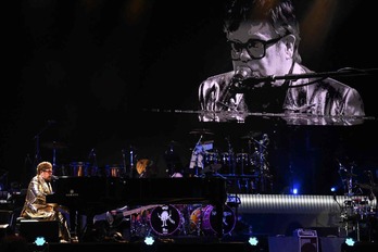Elton John, en uno d elos últimos conciertos ofrecidos en su gira de despedida.