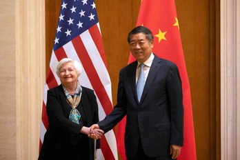 La secretaria del Tesoro de EEUU, Janet Yellen, recibida por el viceprimer ministro chino, He Lifeng .