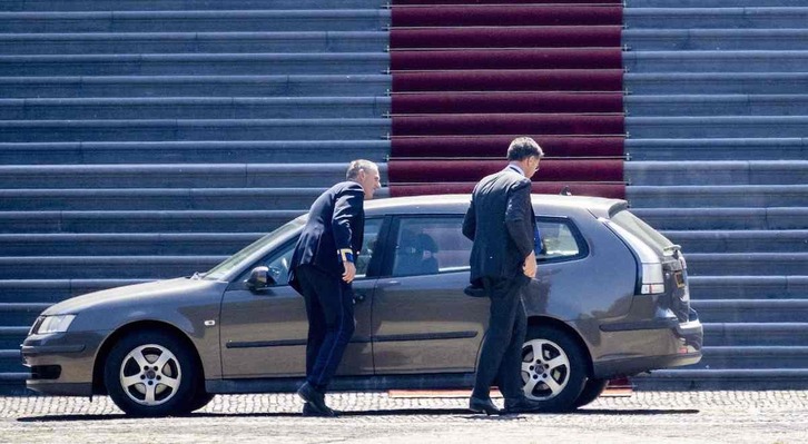 el primer ministro, Mark Rutte, a su llegada al palacio real.