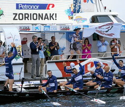 Urdaibaiko eskifaia, lehen bandera astintzen, poza ezkutatu ezinda.