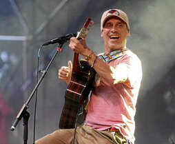 Manu Chao artista handiak berezkoa duen bizipoza eta erritmo alaiak eskaini zizkien Arrasaten bildutako 2.500 lagunei.