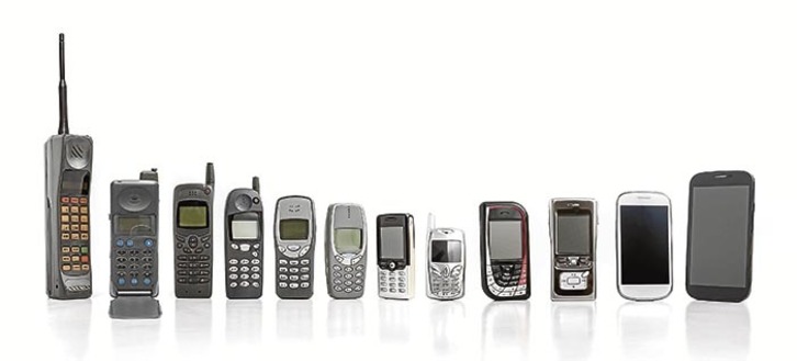 Gure eguneroko bizitzan ezinbesteko bilakatu da telefono mugikorra. Getty, Wikipedia, AFP, Alcatel, Blackberry