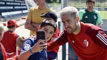 Los aficionados que se han acercado a Tajonar en la primera sesión de la pretemporada han podido hacerse fotos con sus ídolos.