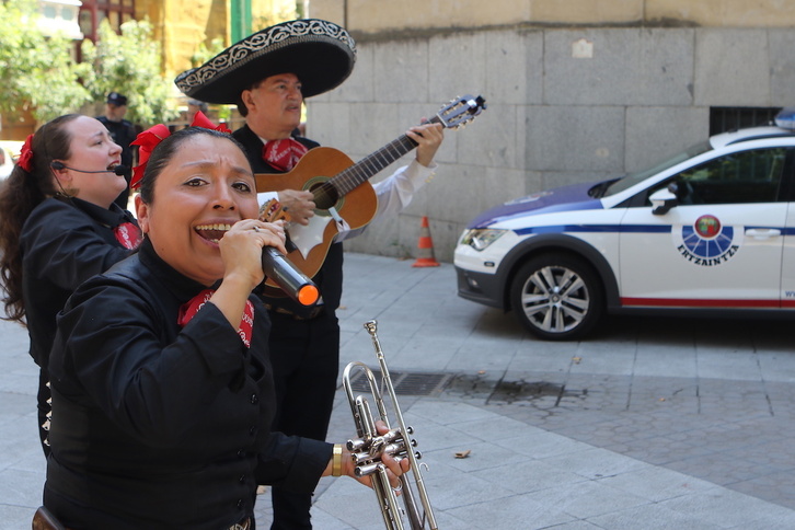 Actuación del grupo de mariachis frente a Sabin Etxea.