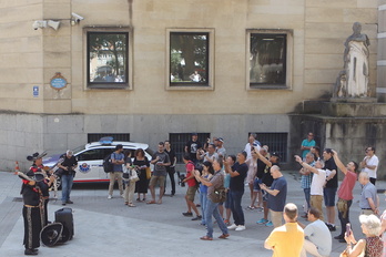 Ertzainas, periodistas y curiosos han presenciado la actuación de los mariachis frente a Sabin Etxea.