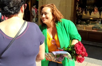 Rafaela Romero, candidata del PSE por Gipuzkoa, ha repartido rosas en Errenteria.