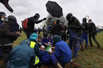 Primeros auxiliosn a un herido durante la carga policial a campo abierto en Sainte-Soline, el 25 de marzo de 2023.