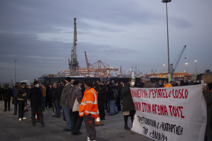 Protesta de estibadores del Pireo, en la que también se denuncia la ley de 4808 de 2021, que limita el derecho a huelga.