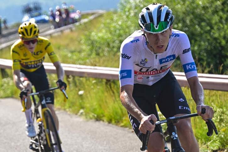 Momento en el que Pogacar descuelga a Vingegaard en la parte final de la etapa del Puy de Dôme el domingo.
