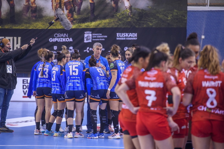 Imanol Álvarez da instrucciones a sus jugadoras en un partido de la EHF de la temporada pasada.