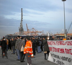 En la página anterior,protesta de estibadores delPireo, y una imagen de losAstilleros de Perama. Junto a estas líneas, el muelle de Perama, controlado por Pireaus Container Terminal,subsidiaria de Cosco.