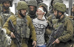 Soldadu israeldarrak, 14 urteko palestinarra atxilo eramaten, Zisjordaniako Al-Khalil herrian.