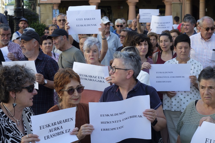 Imagen de la concentración celebrada en Zarautz el pasado lunes contra los ataques al euskara.