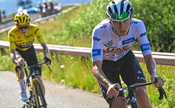 Momento en el que Pogacar descuelga a Vingegaard en la parte final de la etapa del Puy de Dôme.