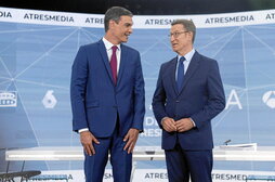 Pedro Sánchez y Alberto Núñez Feijóo, minutos antes de iniciarse el debate.