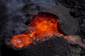 Un volcán situado al suroeste de Reikiavik ha entrado en erupción por tercera vez en tres años.