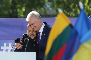 El presidente lituano, Gitanas Nauseda, abraza a su homólogo ucraniano, Volodimir Zelenski, en un acto público durante al cumbre de la OTAN en Vilna.