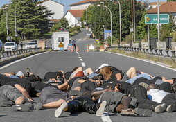 Orrialde honetan, Irun eta Hendaia arteko zubian egindako ekintza bat, migranteen heriotzak salatzeko. Bestean, Pedro Sanchez, Giorgia Meloniri eskua emanda, Chigi jauregira egindako bisitan.