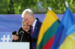 A la izquierda, el presidente lituano, Gitanas Nausedas, abraza a Zelenski en un acto público paralelo a la cumbre en Vilna. A la derecha, Joe Biden y Recep Tayyip Erdogan escenificaron su acercamiento tras el fin del veto turco a Suecia.