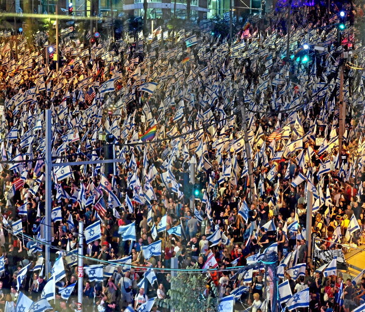 Multitudinaria protesta anoche en Tel Aviv.