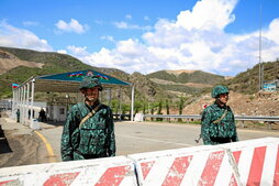 Soldados azeríes, en el puesto fronterizo creado en el corredor de Lachín.
