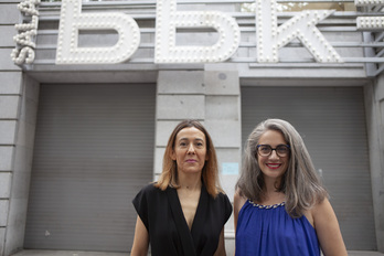 La cineasta y productora Lara Izagirre y Nora  Sarasola, directora d ela obra social de la BBK. 