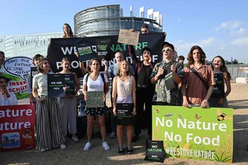Activistas defensores del medio ambiente, entre ellos Greta Thunberg, se concentran favor de la ley para restablecer los hábitats naturales, frente al Parlamento Europeo.