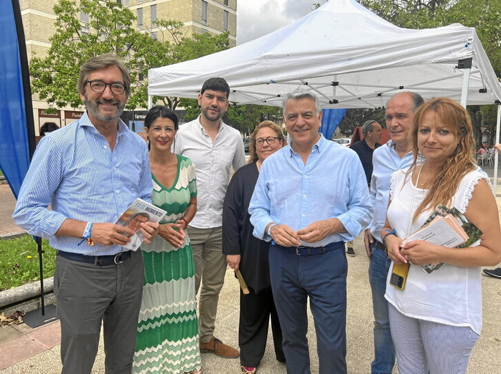 Javier de Andrés, junto a Iñaki Oyarzábal y otros miembros del PP, haciendo campaña electoral en Gasteiz, en una imagen de archivo.