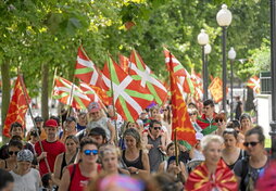 Acto celebrado por Gure Esku en el Bidasoa, el pasado 3 de julio, con motivo del paso del Tour por Euskal Herria.