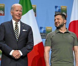 Joe Biden con Volodimir Zelenski, tras una reunión bilateral en Vilna.