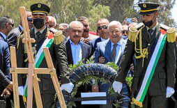 Mohamed Stayyeh y Mahmud Abbas, en su visita al cementerio del campamento de Jenin.