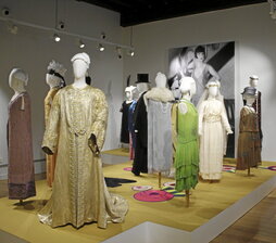 Jantziaren Zentroa presenta la historia de la moda desde el siglo XVIII hasta 1970.
