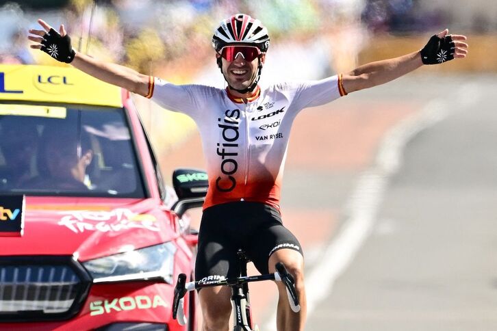 Ion Izagirre celebra eufórico y feliz su segundo triunfo en el Tour.