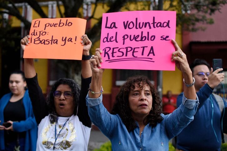 Manifestación frente al Tribunal Superior Electoral en Ciudad de Guatemala.