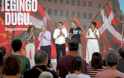 Eva López de Arroyabe, Iñaki Ruiz de Pinedo, Arnaldo Otegi, Josu Estarrona y Rocío Vitero, ayer en el acto de Gasteiz.