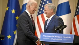 El presidente estadounidense, Joe Biden, estrecha la mano de su homólogo finlandés, Sauli Niinistro.