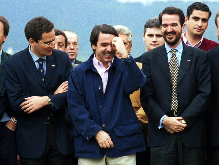 Aznar, entre Basagoiti e Iturgaiz, en una visita a Bilbo en 1999, unos meses después de la reunión de Burgos.